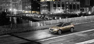 Opel Grandland bei der Fahrt durch die nächtliche Innenstadt @ 