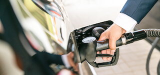 Tanken an der Tankstelle des Autohauses in Hanstedt: Tankpistole im Tankstutzen @ 