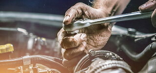 Kfz-Mechatroniker bei der Motorreparatur in der Werkstatt des Autohauses in Hanstedt @ 